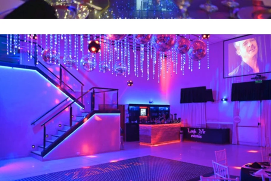 Interior del salón iluminado