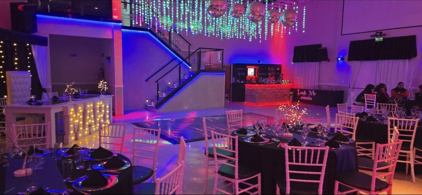 Fachada iluminada de Look Me Eventos
